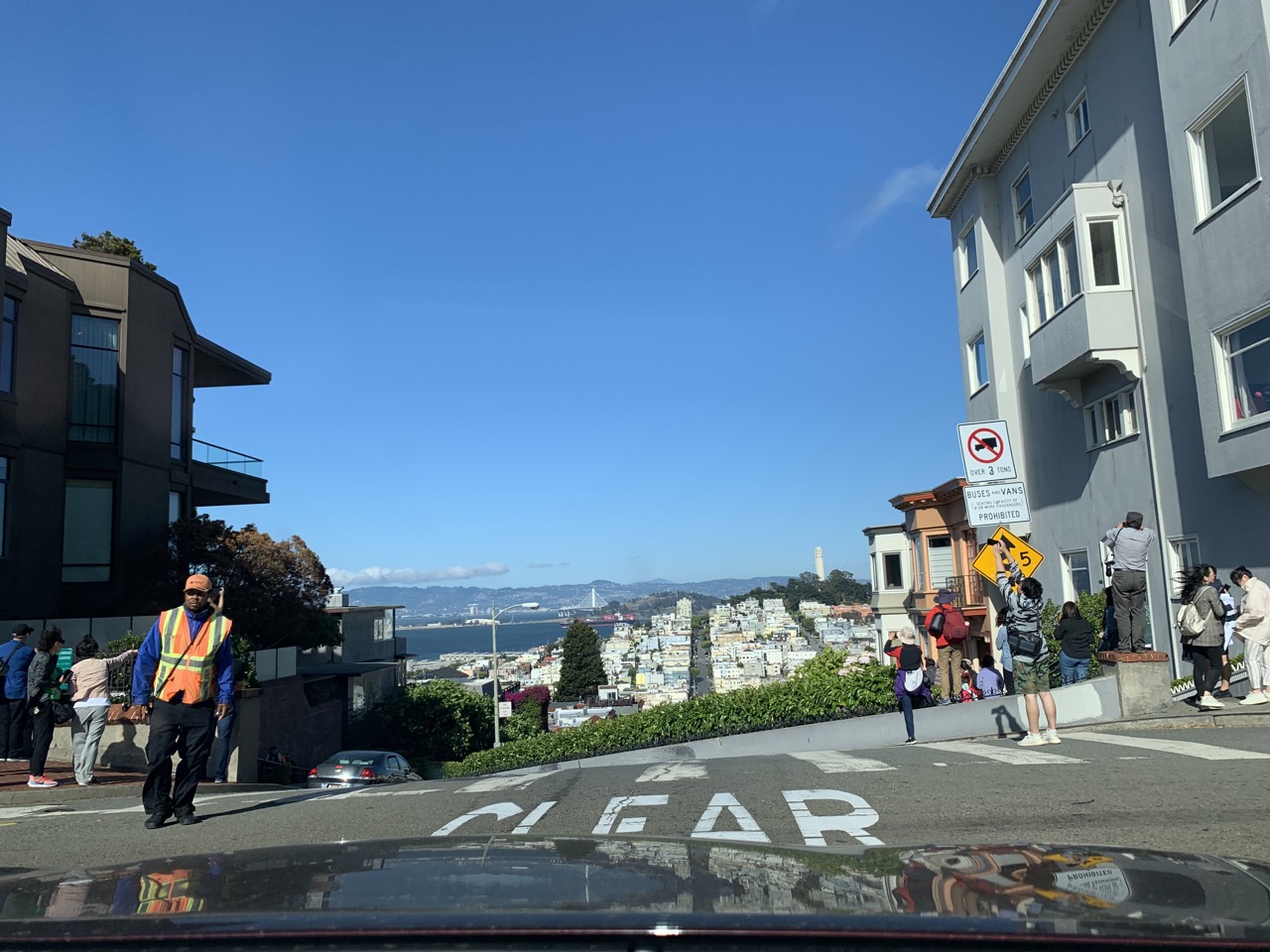 Apex of the hill before going down Lombard.